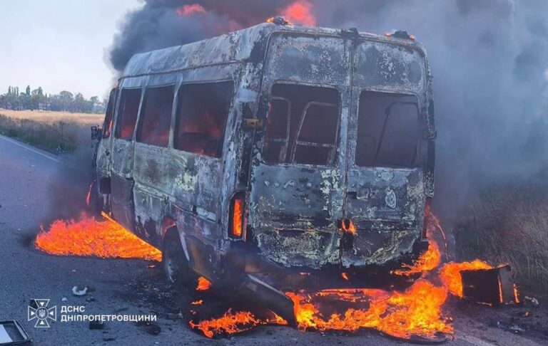 Фото для новини:Росіяни вдарили дроном по маршрутці на Дніпропетровщині