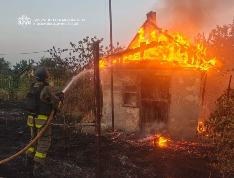 Фото для новини:Росіяни вдарили по Дніпру та Нікопольському району, є пошкодження