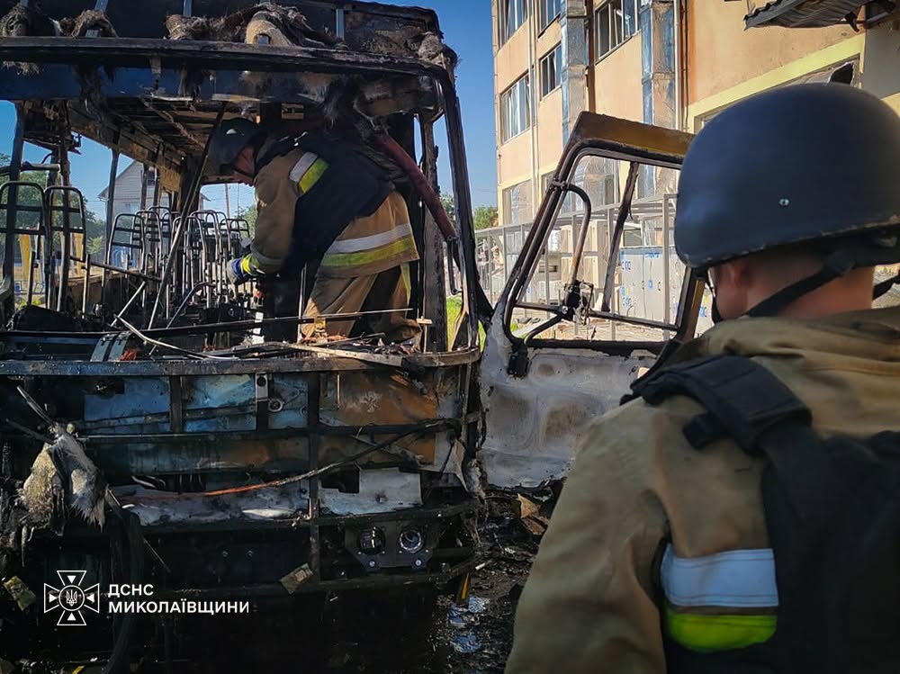Фото для новини:Росіяни вдарили по ліцею в Миколаєві