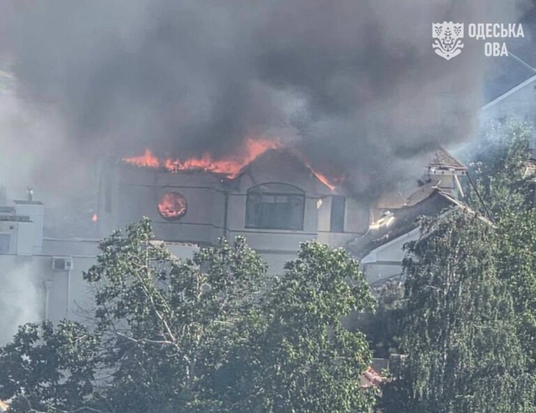 Фото для новини:Росіяни вдарили по Одещині, палає будинок