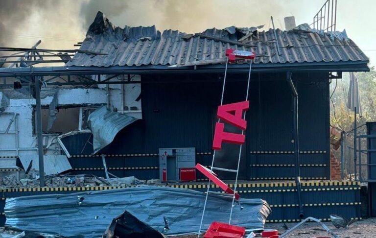 Фото для новини:Росіяни знищили відділення Нової пошти в Прилуках
