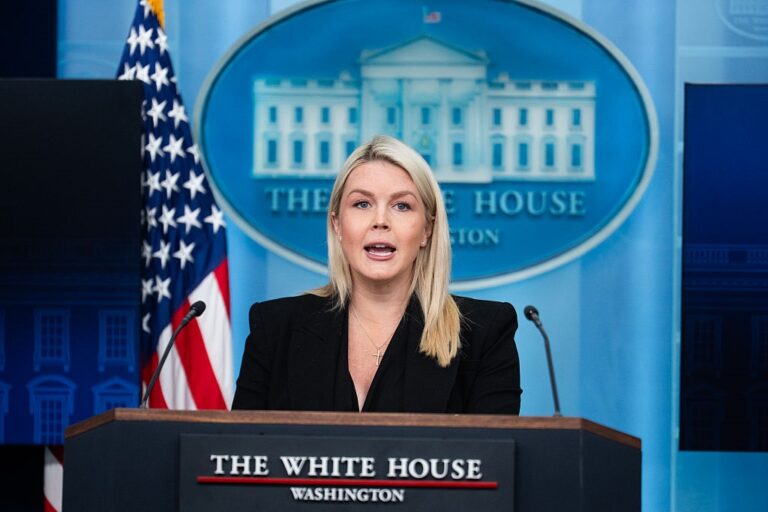 Фото для новини:"Рупор" Трампа раптово йде з посади: які причини