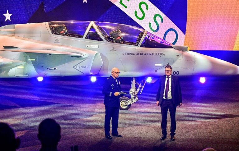 Фото для новини:Шведський винищувач Gripen F здійснив перший політ