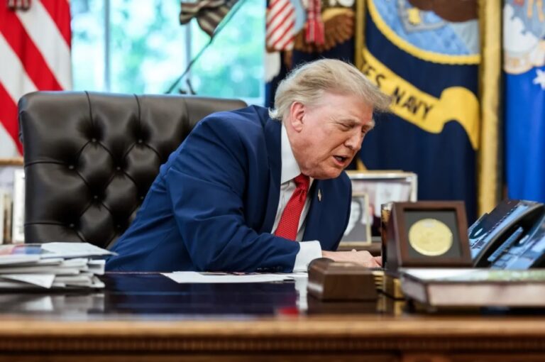Фото для новини:США очистили Ормузьку протоку від мін - Трампа