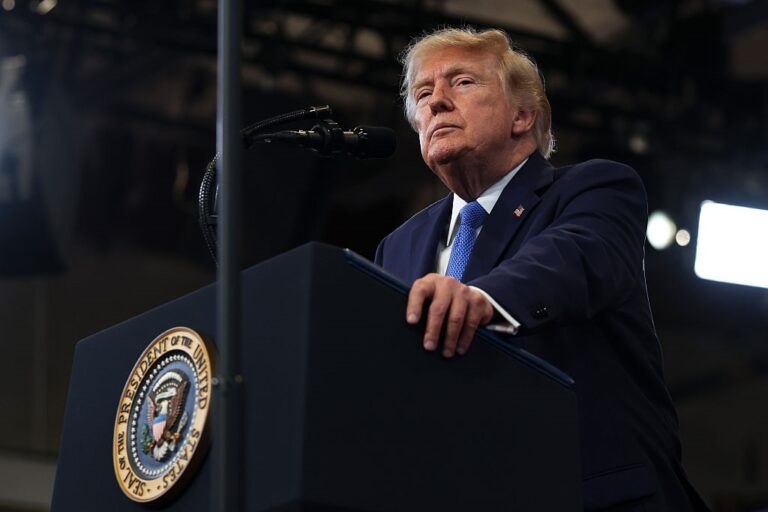 Фото для новини:Трамп анонсував "нищівну" операцію проти Ірану