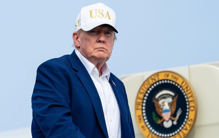 Фото для новини:Трамп пояснив, чому таємно змінив літак після саміту НАТО