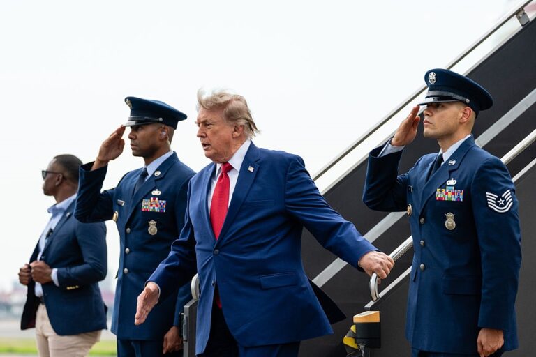 Фото для новини:У фургоні з їжею: Трампа евакуювали після саміту НАТО через погрози Ірану
