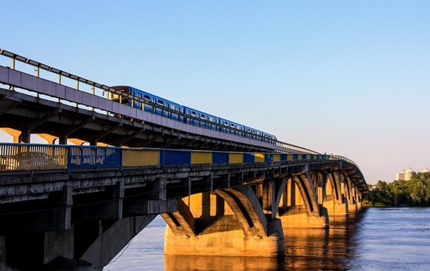 Фото для новини:У Києві на три дні частково перекриють рух мостом Метро