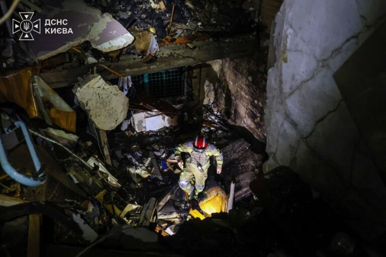 Фото для новини:У Києві вже шестеро загиблих після нічної атаки РФ