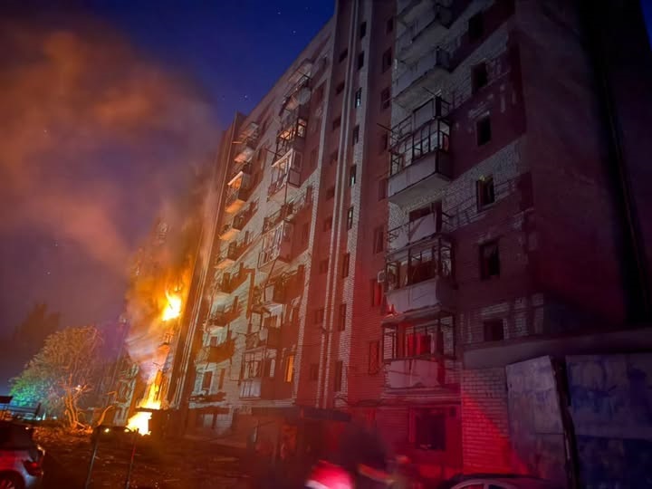 Фото для новини:У Краматорську приліт у багатоповерхівку, є жертви