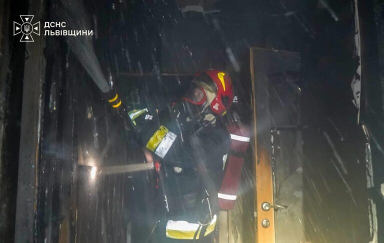 Фото для новини:У Львові вибух акумулятора пробив стіну між квартирами