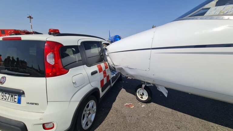Фото для новини:У Мілані авто врізалося у приватний літак