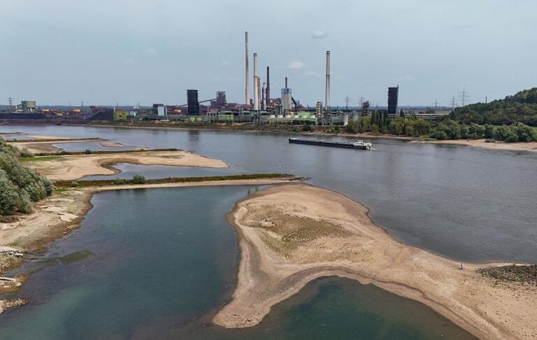 Фото для новини:У Німеччині через спеку Рейн обмілів до нових мінімумів