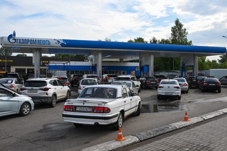 Фото для новини:У Сочі закінчується бензин: влада просить менше їздити