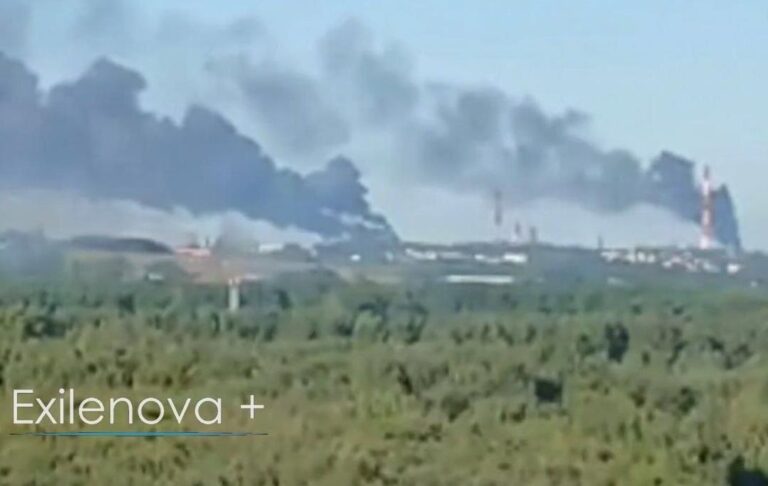 Фото для новини:У Ярославлі пожежі на НПЗ після атаки дронів