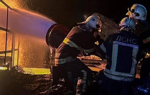 Фото для новини:У Запоріжжі після атаки РФ спалахнула офісна будівля