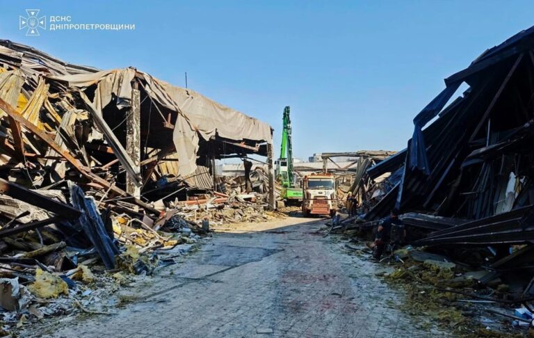 Фото для новини:Удар РФ по ТЦ у Кривому: трьох людей вважають зниклими безвісти