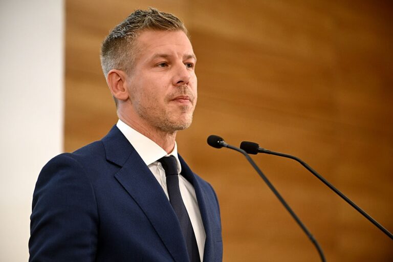 Фото для новини:Угорщина збудує поріг на Дунаї для порятунку АЕС