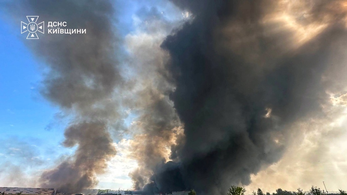 Фото для новини:Уламки дронів впали в кількох районах Києва: троє постраждалих