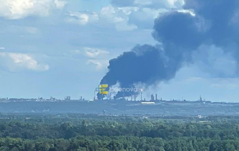 Фото для новини:В Уфі палає нафтопереробний завод після атаки БпЛА