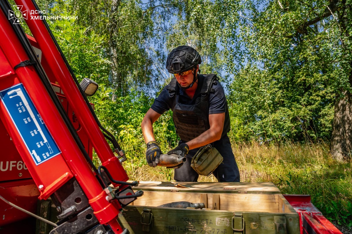 Фото для новини:Вибухи на полігоні Хмельниччини: рятувальники досі обстежують територію