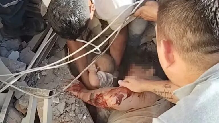 Фото для новини:З-під завалів у Колумбії врятували немовля та його батька