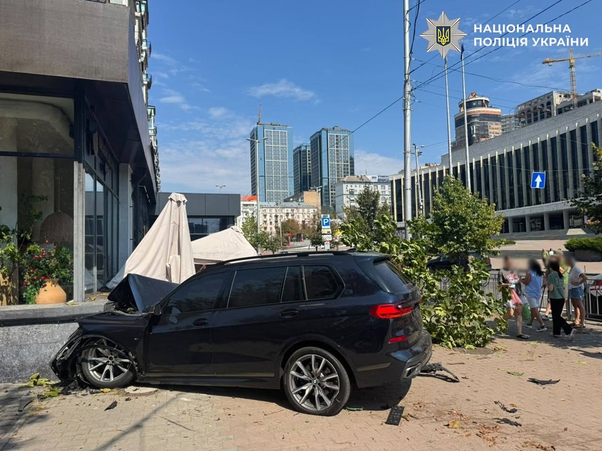 Фото для новини:З&rsquo;явилося відео ДТП, де авто вилетіло на терасу