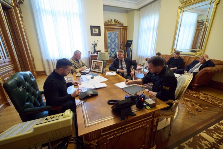 Фото для новини:Зеленський провів двогодинну розмову з Макроном