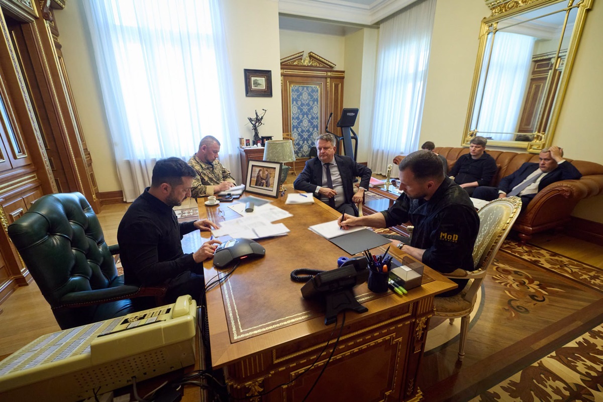 Фото для новини:Зеленський провів двогодинну розмову з Макроном
